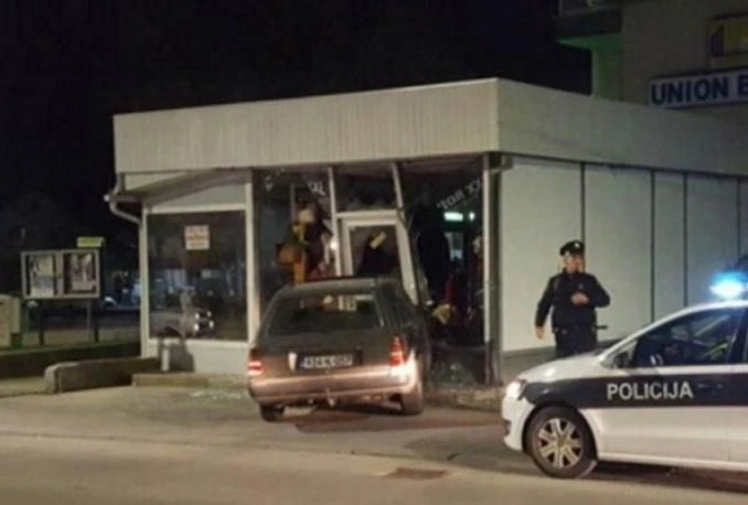 Mercedesom u izlog: Vozač napuhao 2,18 - suvozač 2,26