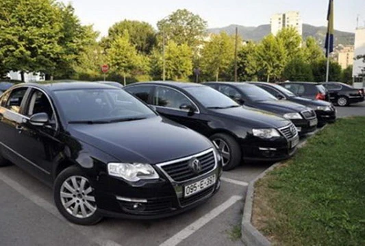 Upućena inicijativa za obilježavanje službenih automobila u BIH