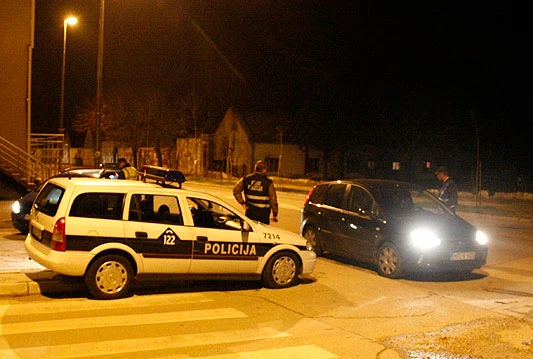 Kontrola prometa u Mostaru: U autu imao drogu, palicu i elektrošoker