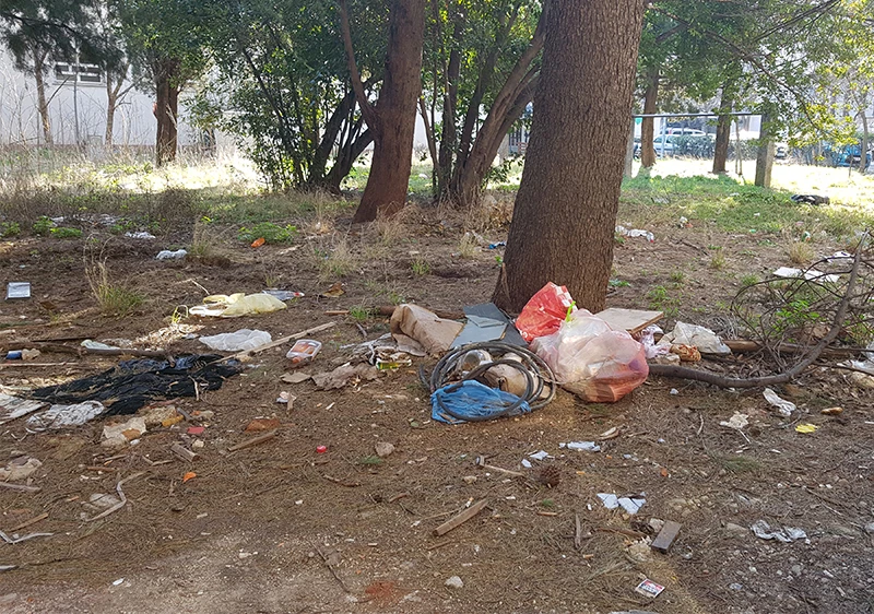 Opkoljeni smećem: Mostarcima 'zabranjeno' čistiti park!