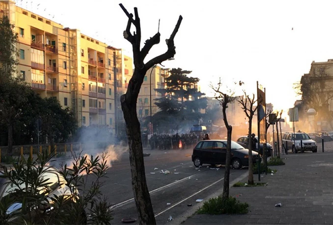 Gori Napulj - Masovni sukobi policije i prosvjednika