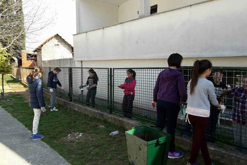 Mostarski školarci, njihovi roditelji i nastavnici uređivali školsko dvorište