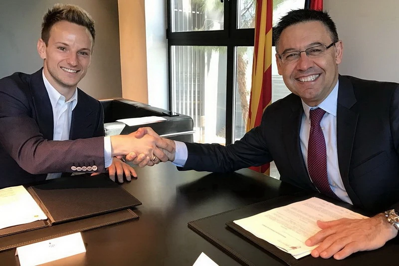 Rakitić i Bartomeu se rukovali uz novi ugovor