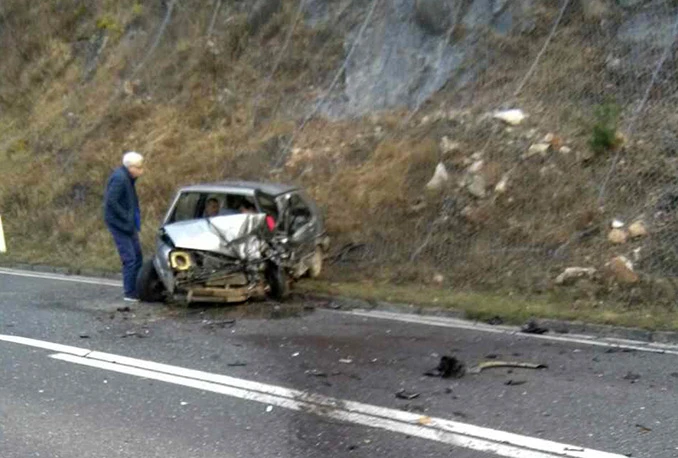 Jedna osoba poginula, troje ozlijeđenih u sudaru kod Konjica