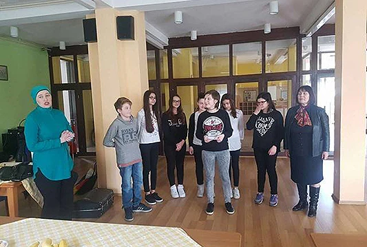 Učenici nisu zaboravili na dame, štićenice Doma za stare i iznemogle osobe