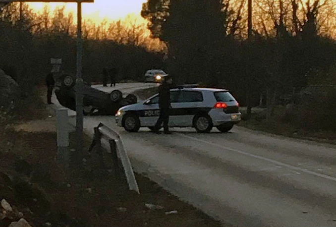 Široki Brijeg: U bijegu od policije automobilom završio na krovu