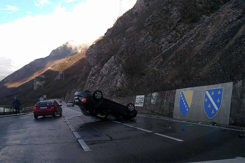 Prevrtanje na krov: Prometna nesreća na skretanju za Drežnicu