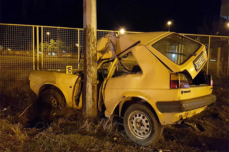 Mostar: Autom udario u banderu, jedna osoba poginula