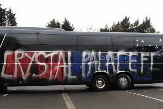 Navijači Crystal Palacea zabunom išarali autobus svoje momčadi
