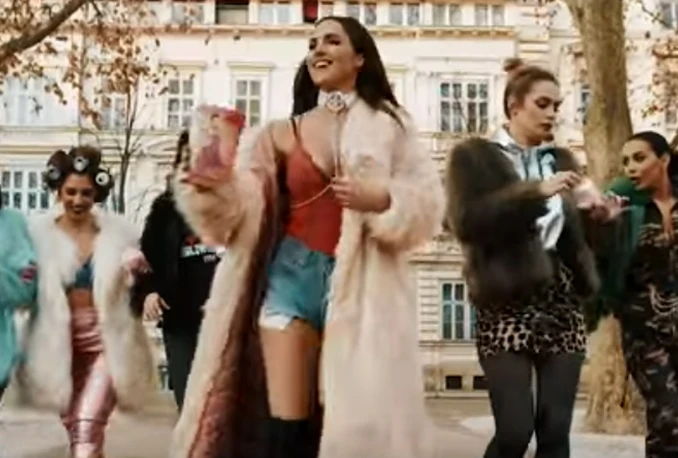 VIDEO | Lana i prijateljice pale i žare