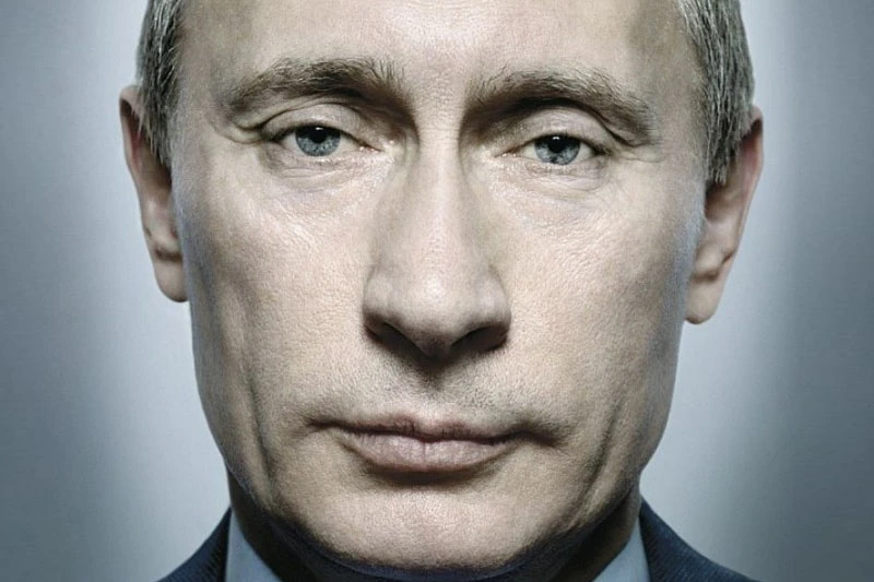 Žena izlazi na crtu Putinu