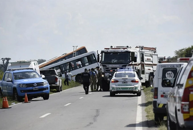 Najmanje 13 mrtvih u frontalnom sudaru dvaju autobusa