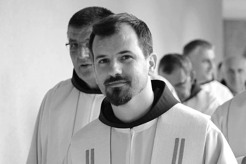 Fra Marin svojom pjesmom razgaljuje srca i okuplja sve veći broj mladih 'oko crkve'