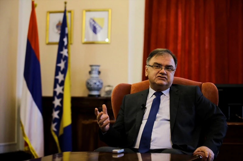 Zašto Mladen Ivanić zastupa državu koju BiH tuži za genocid?