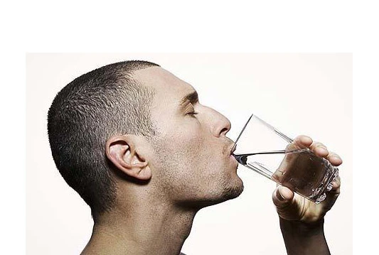 Zašto trebate piti vodu na prazan želudac?