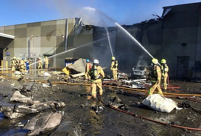 VIDEO | Zrakoplov se srušio na tržni centar, poginuli svi putnici