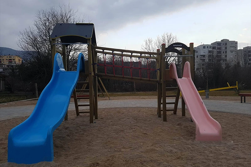 Postavljen novi tobogan ispred Lutkarskog kazališta