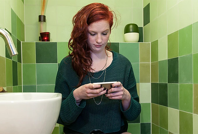 Zašto nikako, ali nikako ne trebate nositi mobitele u zahod?