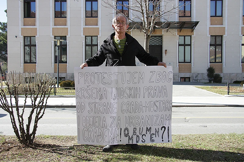 Mostar: Kao najmlađi iz zgrade, starac prosvjeduje pred gradskom Vijećnicom