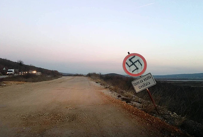 Široki Brijeg – Mostar: Iscrtana svastika na prometnom znaku