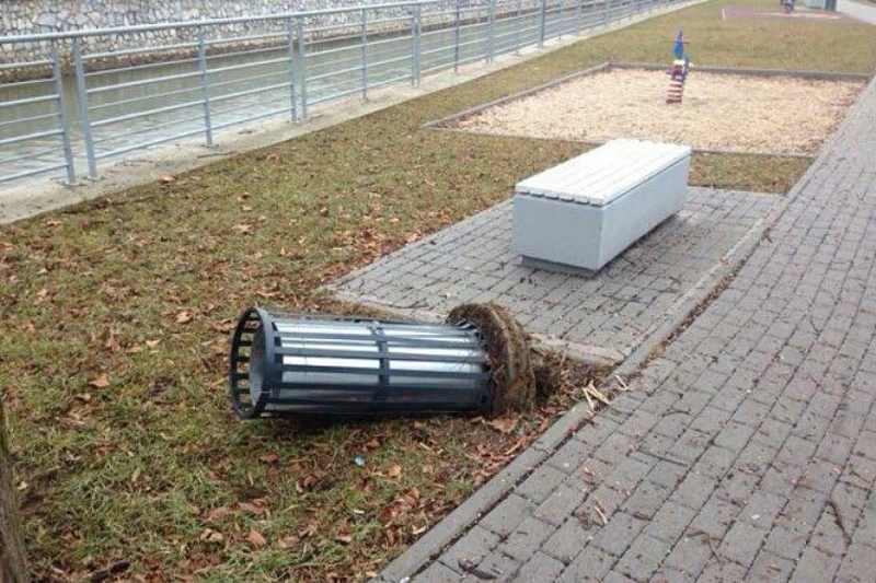 Park ponovno na meti vandala - stradali koševi za otpatke