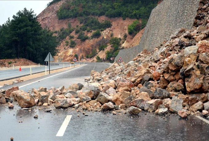 Stanje na cestama: Odroni i udari vjetra