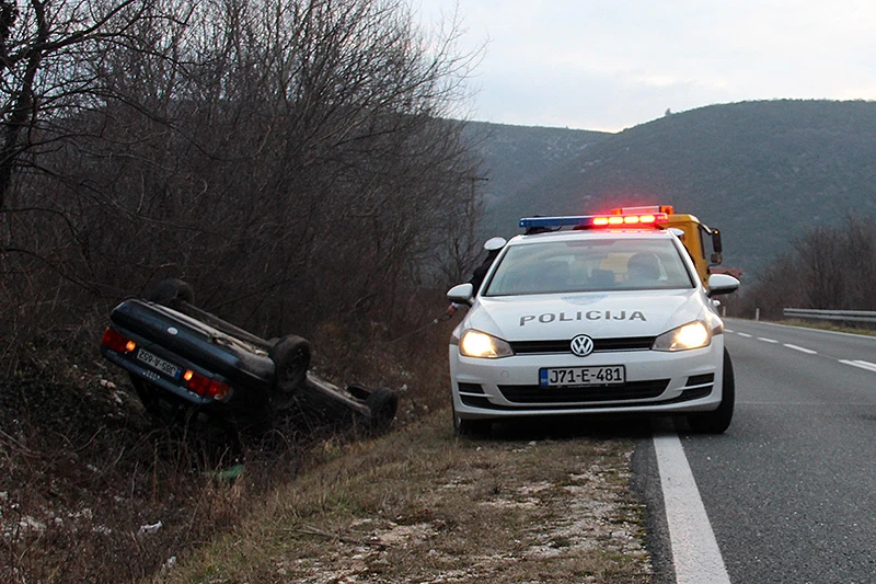VIDEO | M-17: Audi izletio s ceste i završio na krovu
