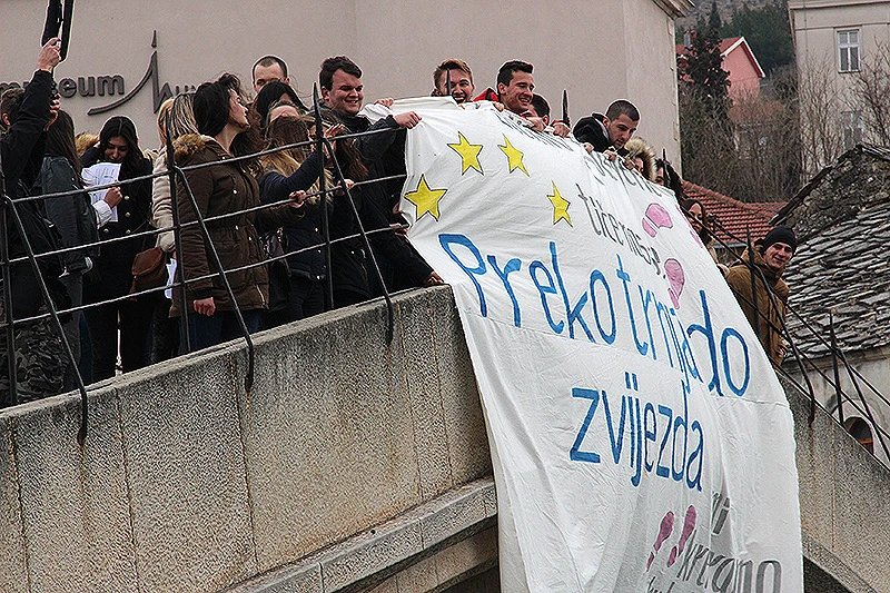 Ujedinjeni mostarski studenti sa Starog mosta zatražili reforme