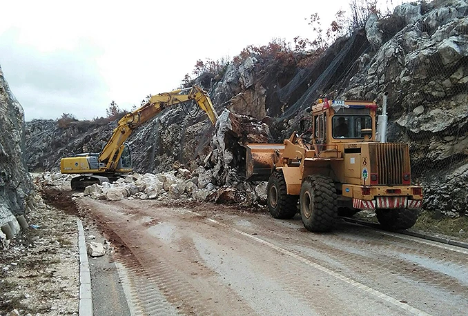 Trebinje: Dio stijene pao na put