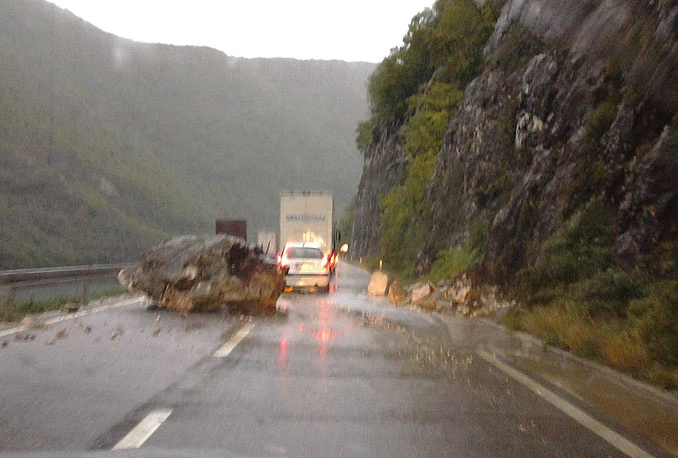Vozači oprez: Snijeg, poledica i odroni na cesti