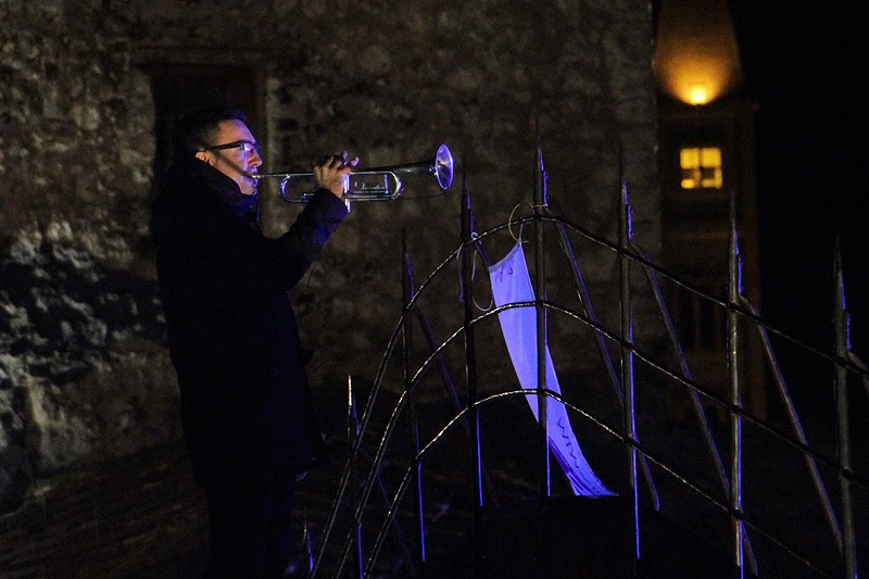 VIDEO | Mostar se performansom na Starom mostu oprostio od Predraga Matvejevića