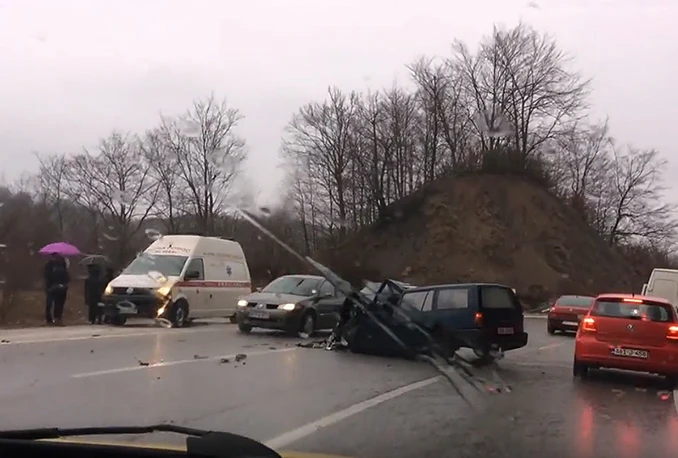 VIDEO | M-17: Šest osoba ozlijeđeno u prometnoj nesreći