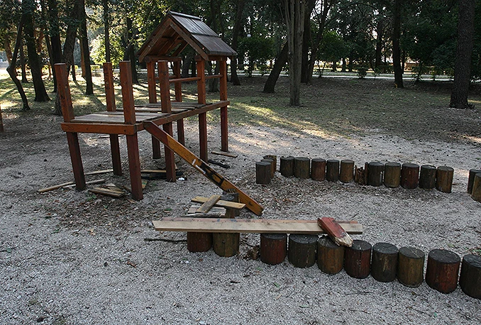 Demolirane klupe i rekviziti na dječjem igralištu