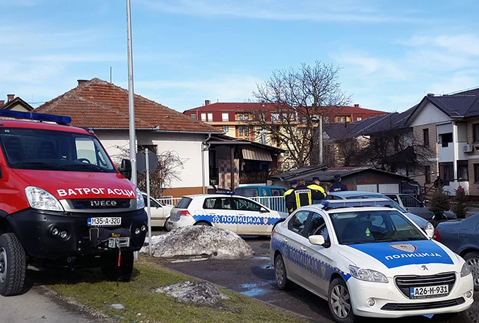 Doboj: Usred dana ozlijedio policajca nožem