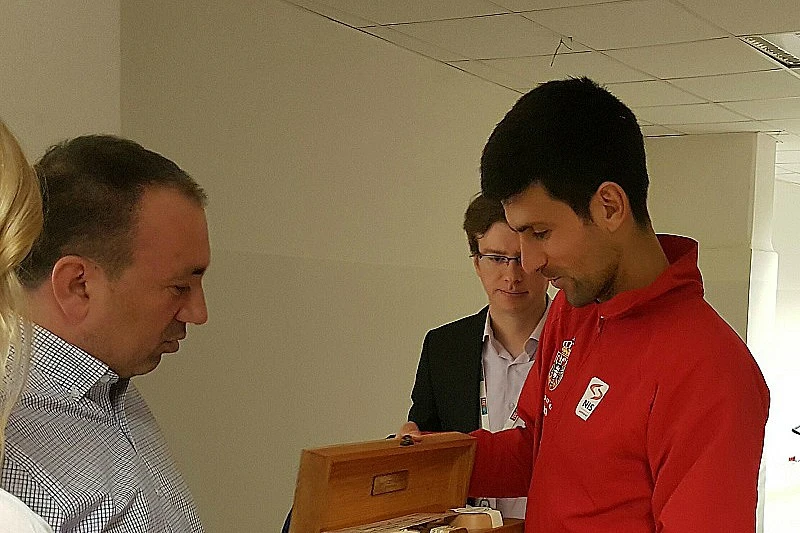 Đoković dobio hercegovački med i poziv da dođe u BiH
