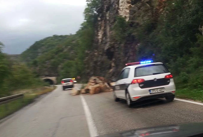 Drežnica: Na vozilo Opće bolnice Konjic obrušio se manji odron
