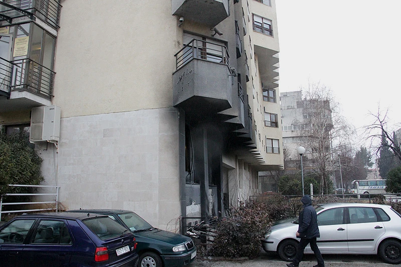 Ero nakon požara: Požar uzrokovao zapaljeni otpad, izgorjeli fasada i vozila