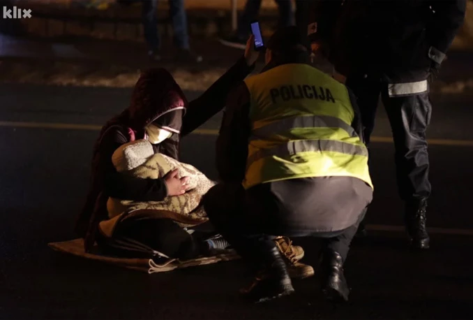 Žena s bebom blokirala promet ispred Predsjedništva; intevenirala i policija