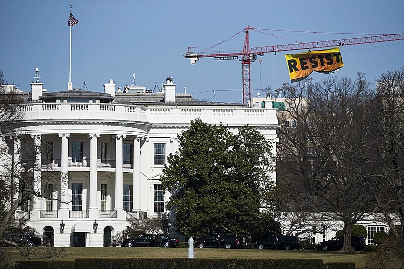 Popeli se na kran u blizini Bijele kuće kako bi prosvjedovali protiv Trumpa