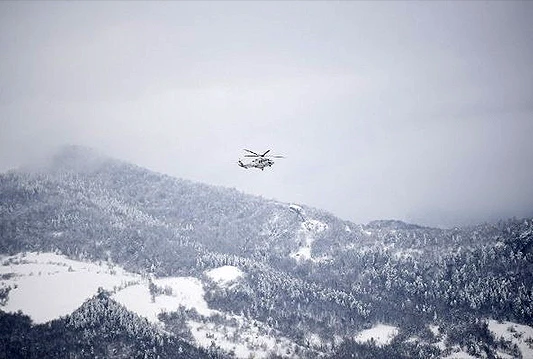 Srušio se helikopter kraj hotela zatrpanog lavinom
