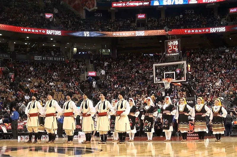 VIDEO | Srpsko kolo na poluvremenu NBA utakmice 