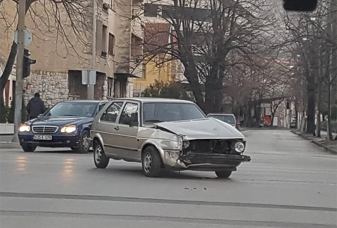 Mostar: Golf odbacio Audija na nogostup