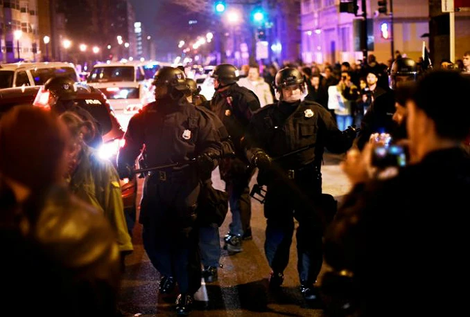Na prosvjedima protiv Trumpa ozlijeđeni i policajci: Uhićeno više od 200 osoba