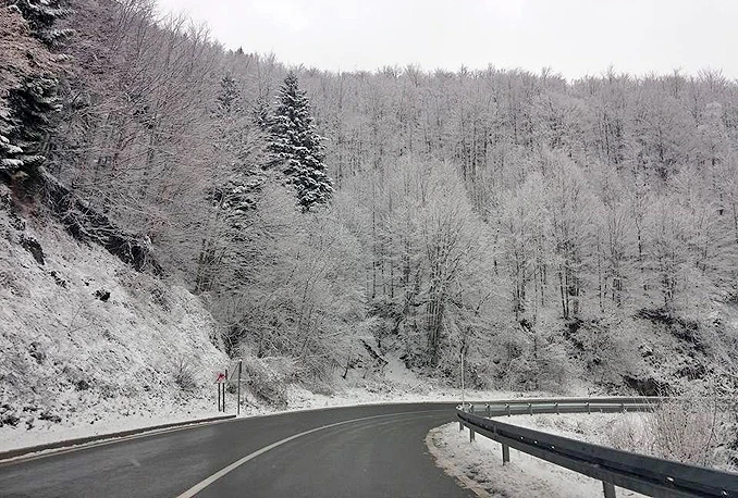 Snježni nanosi i jak vjetar otežavaju promet