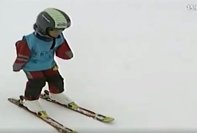 Hrabri dječak bez ruku pliva, skija i pomjera granice