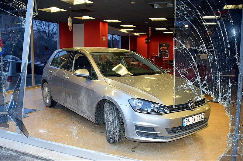 'Parkirala' automobil u restoran