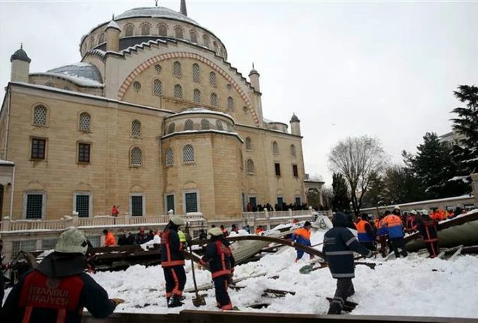 Srušio se krov džamije, tri osobe smrtno stradale