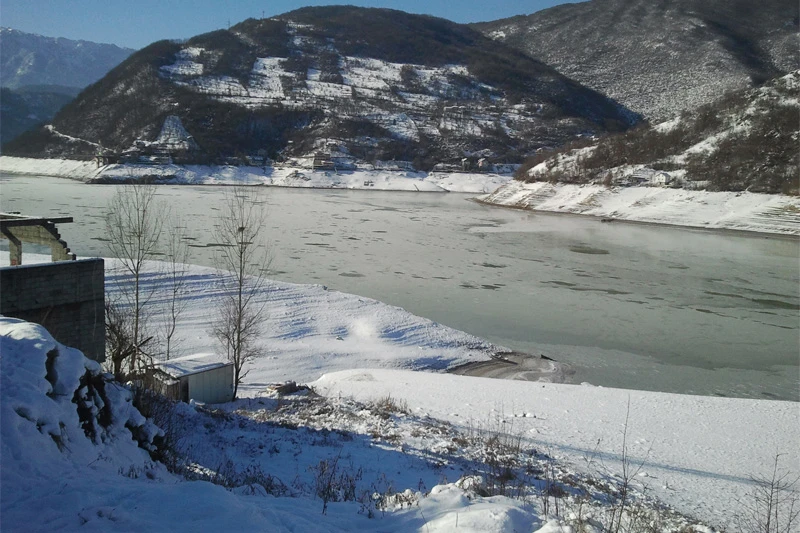 VIDEO | ''Sibirski val'' zaledio i Jablaničko jezero