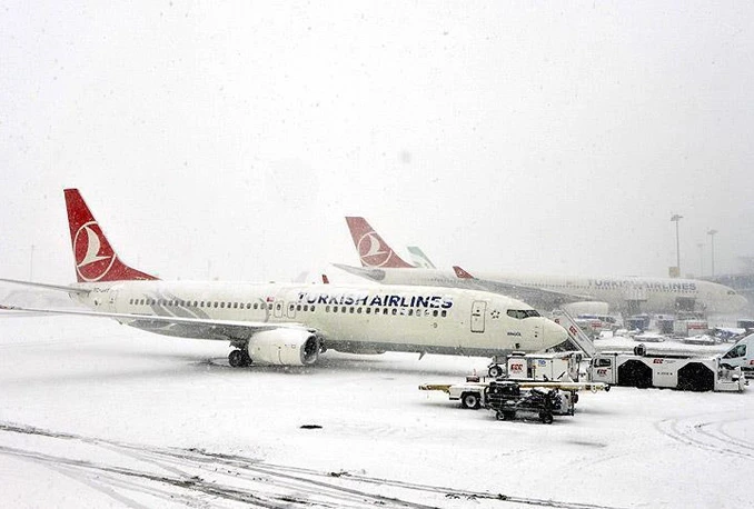 Snježna oluja prizemljila stotine aviona u Istanbulu
