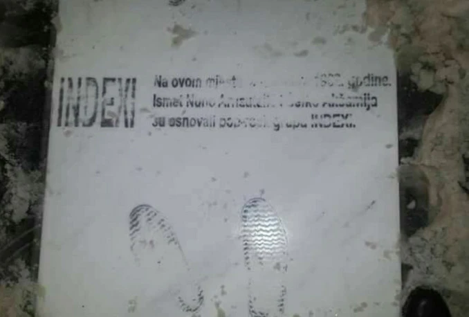 Oštećena spomen-ploča "Indexima" u Sarajevu